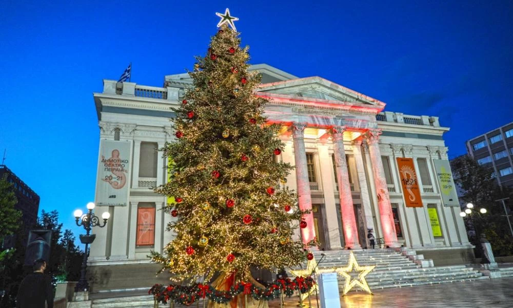 Δήμος Πειραιά: Φωταγωγήθηκε το χριστουγεννιάτικο δένδρο